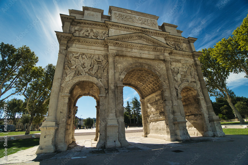 Obraz premium Roman triumphal arch, historical building in Orange city (France)