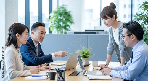 オフィスでの打ち合わせ（ミーティング）風景