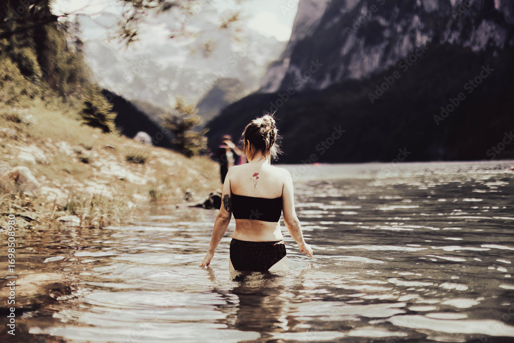 Mujer  en lago de montaña. Schwimmen im See mit Bergen. Swimming in lake with mountains