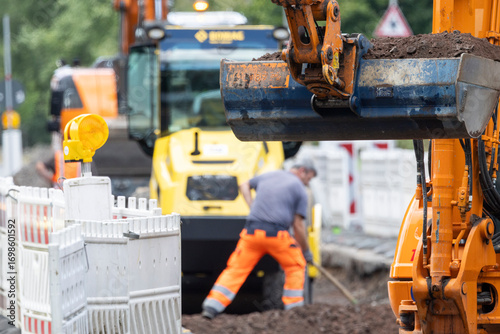 Bauarbeiten, Bauarbeiter arbeiten an einer Baustelle im Straßenbau