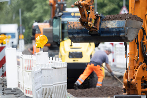 Bauarbeiten, Bauarbeiter arbeiten an einer Baustelle im Straßenbau