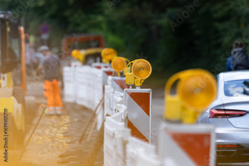 Bauarbeiten, Bauarbeiter arbeiten an einer Baustelle im Straßenbau