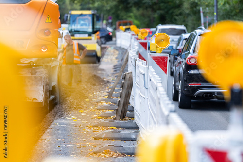 Bauarbeiten, Bauarbeiter arbeiten an einer Baustelle im Straßenbau