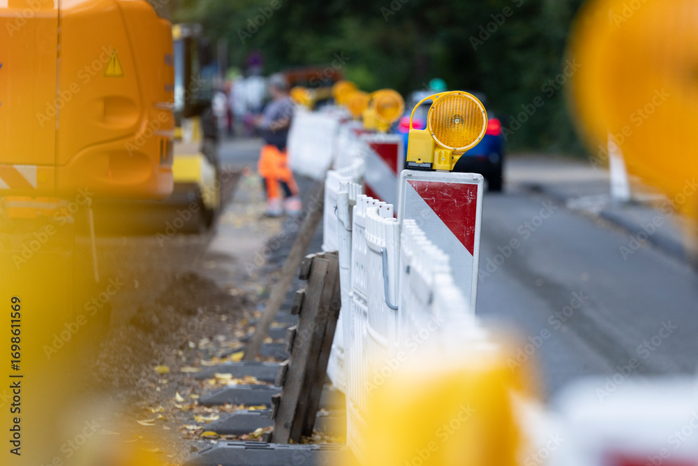 Fototapeta premium Bauarbeiten, Bauarbeiter arbeiten an einer Baustelle im Straßenbau