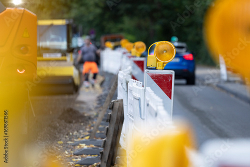 Bauarbeiten, Bauarbeiter arbeiten an einer Baustelle im Straßenbau