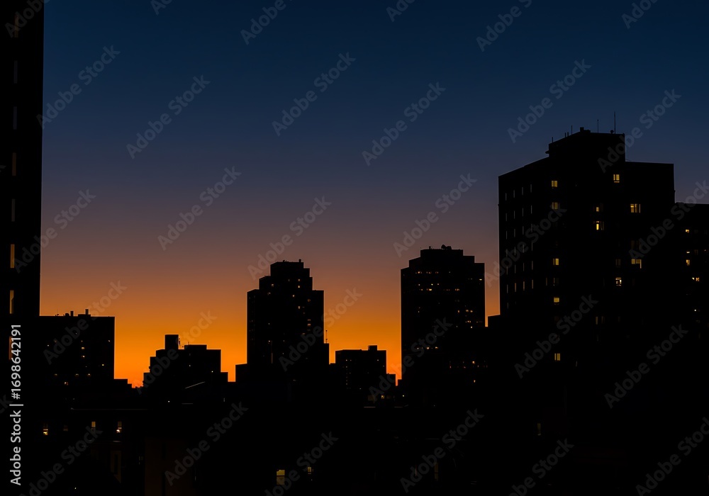 Naklejka premium Silhouette of buildings against a gradient sky at dusk in the city