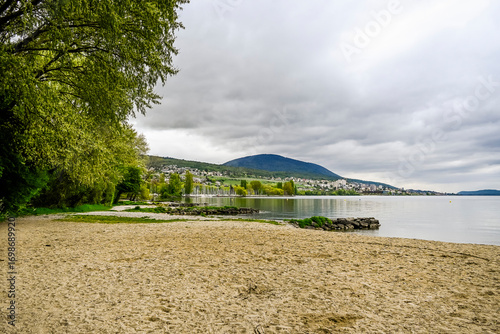 Colombier, Neuenburgersee, Seeufer, Uferweg, Badestrand, Hafen, Wassersport, Wasservögel, Naturschutz, Auvernier, Neuenburg, Seerundfahrt, Frühling, Schweiz