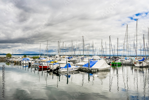 Cortaillod, Petit-Cortaillod, Neuenburgersee, Hafen, Boote, Seeufer, Uferweg, Naturschutz, Weinberge, Weindorf, Wassersport, Strand, Schilf, Neuenburg, Frühling, Schweiz