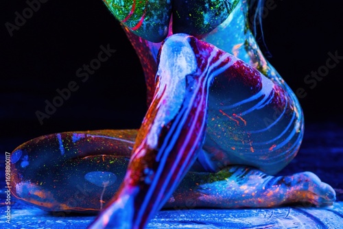 Schilderij op canvas Woman's body covered with fluorescent paint under black light