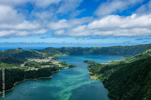 Lagoa Verde i Lagoa Azul na Sao Miguel na Azorach. Najpiękniejsze atrakcje turystyczny Azorów. Malowniczo położone Sete Cidades nad dwoma kalderami wulkanicznymi