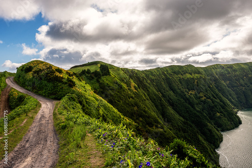 Szlak trekkingowy PRC 03 na Sao Miguel wokół dwóch jezior położonych w kalderze wulkanicznej. Piesze szlaki na Azorach jako forma aktywnego spędzania wakacji