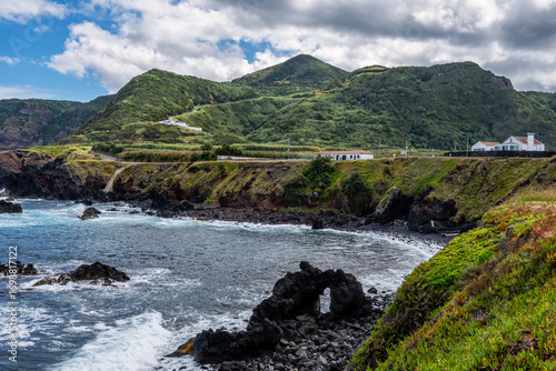 Miradouro da Baira Mar w północno-zachodniej części wyspy Sao Miguel na Azorach. Wulkaniczne formacje skalne wystające z dna Oceanu Atlantyckiego