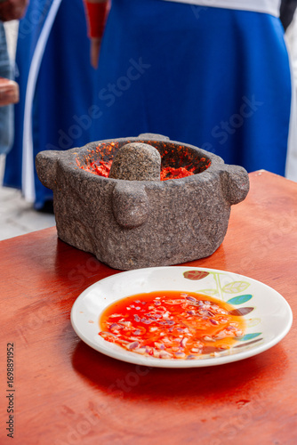 Quadro su tela Festival gastronómico de comida tradicional típica de Peguche, Imbabura, Ecuador, con exposición de cuy asado, ají, y Fritada