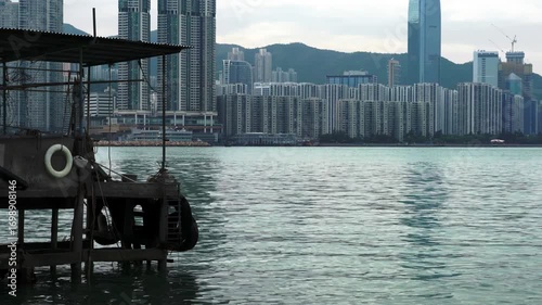 hongkong, kowloon, blick vom alten fischerdorf bei yau tong zur skyline der hk central seite, filmkulisse vieler kungfu eastern filme