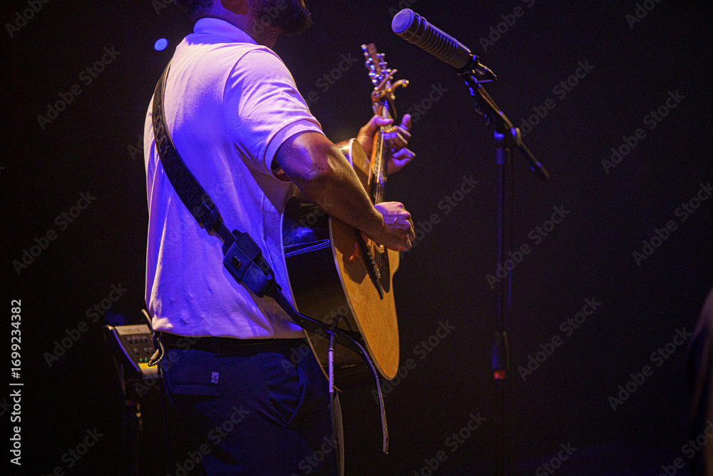 Fototapeta premium Homem tocando Violão