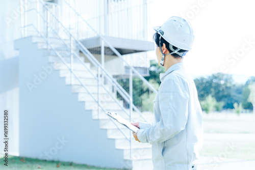 作業着で現場仕事する男性　建設土木
Men working on site in work clothes, construction and civil engineering