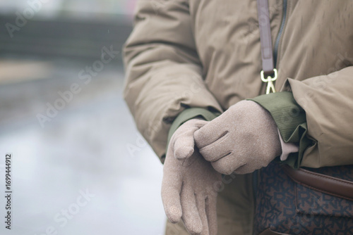 Canvastavla Person adjusting gloves in cold weather outdoors