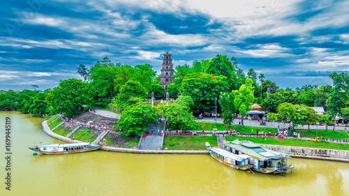 Foto Aerial view of Thien Mu Pagoda is one of the ancient pagoda in Hue city, Vietnam