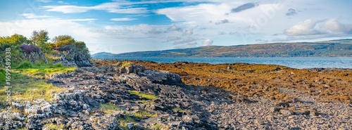 Küstenlandschaft bei Salen Bay Campsite, Isle of Mull – mit Blick Richtung Eileanan Glasa, sanften Hügeln und spätsommerlicher Atmosphäre  
