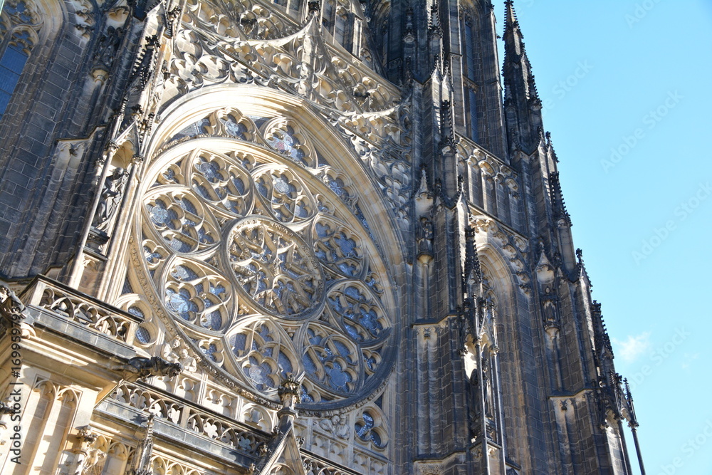 Naklejka premium プラハ・聖ヴィート大聖堂の外観と青空