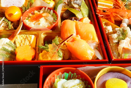 彩り豊かなおせち料理の盛り付け　重箱に詰められた縁起物の伝統和食　正月のお祝い膳と季節の料理イメージ