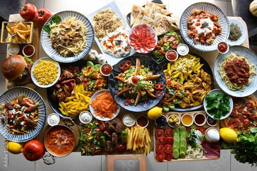 Φωτογραφία Delicious meat kebab with fresh vegetable salad served with variety of Turkish dishes and appetizers