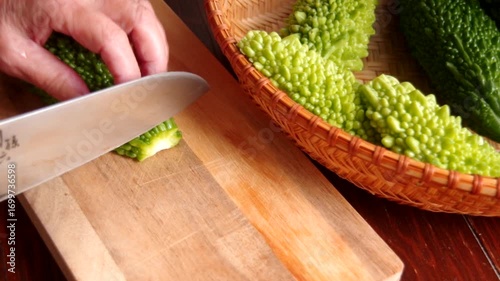 ゴーヤをカットする　ニガウリをカットする