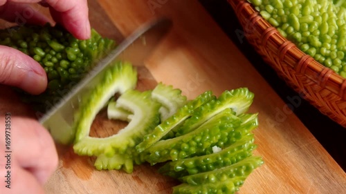 ゴーヤをカットする　ニガウリをカットする