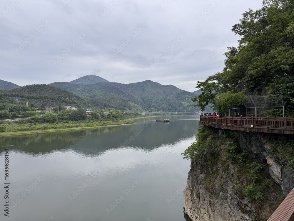Fototapeta premium Danyang: Where Mountains Meet the River 단양: 산과 강이 만나는 곳