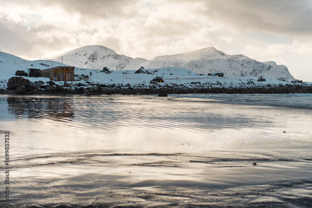 Fototapeta premium Snowy Mountains and Calm Beach Reflections