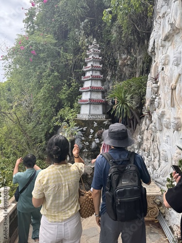 Vietnam Nights: Lanterns, Temples, and Coastal Dreams
베트남의 밤: 등불, 사원, 그리고 바다의 꿈