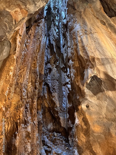 Vietnam Nights: Lanterns, Temples, and Coastal Dreams
베트남의 밤: 등불, 사원, 그리고 바다의 꿈