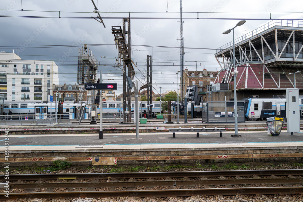 Naklejka premium vue des voies ferrées dans le sud de paris en france en europe