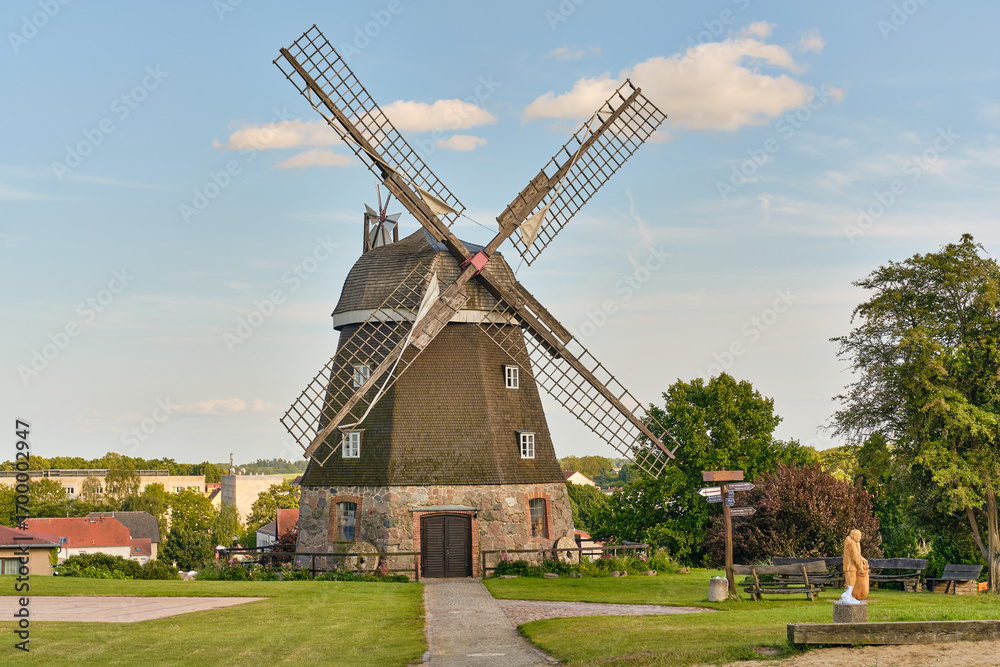 Obraz premium Historic museum windmill on Muehlenberg in Woldegk bathed in evening light