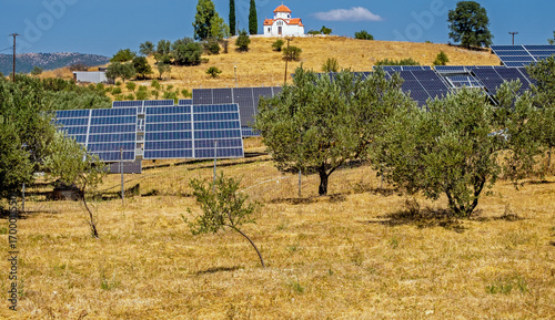 Solarpanele, Olivembäume vor einer Kapelle, Peloponnes, Griechenland.  25043.jpg