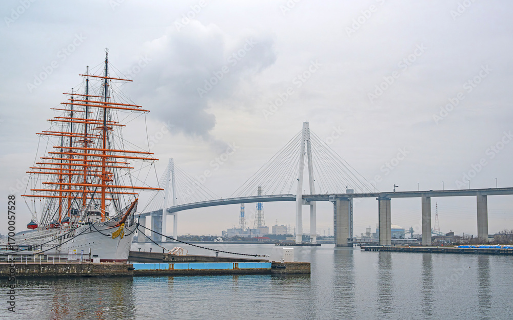 Obraz premium 初代海王丸と新湊大橋