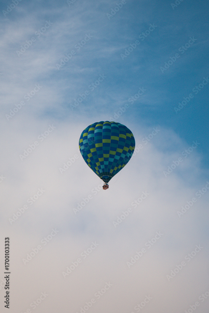 Naklejka premium hot air balloon in blue