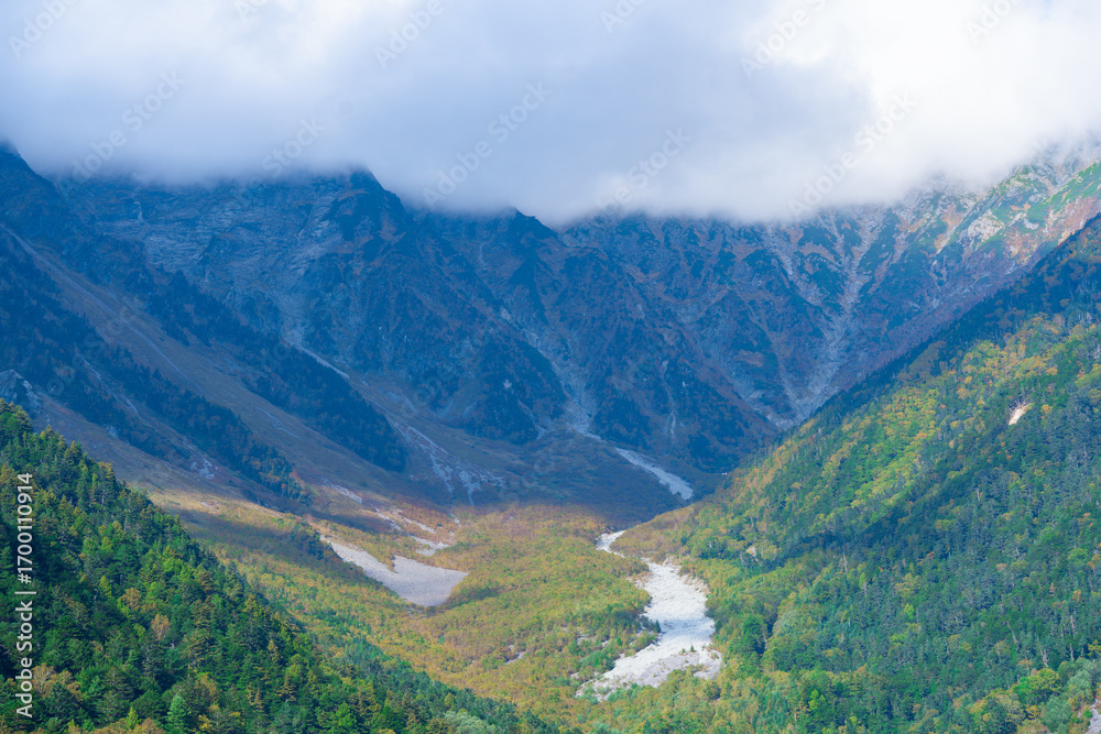 Fototapeta premium Misty Japanese Alps Mountain Landscape in Kamikochi