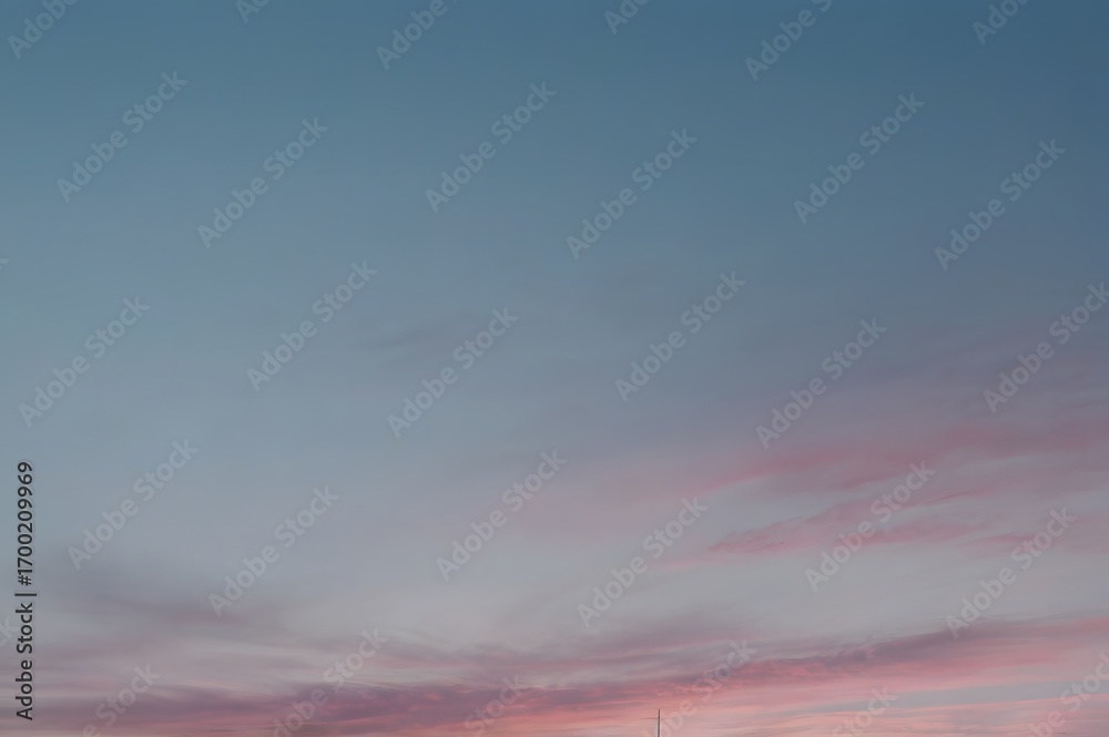 Naklejka premium Colorful Sunset Sky with Pink and Blue Clouds Over Clear Horizon