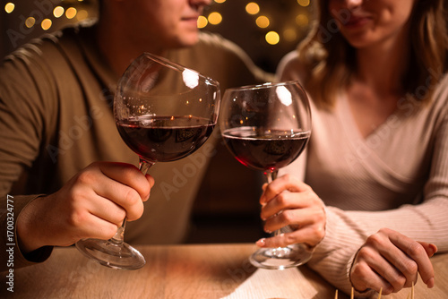 Canvas Print Young Couple in love drinking red wine