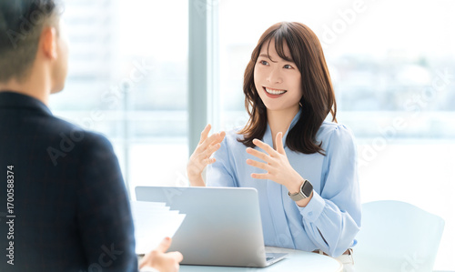 ミーティングをする男女2人のビジネスマン
