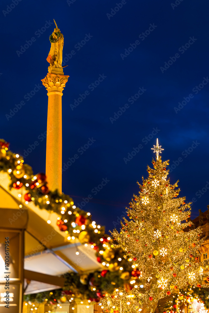Naklejka premium Marian column and christmas tree illuminating the blue hour in Prague Old Town Square
