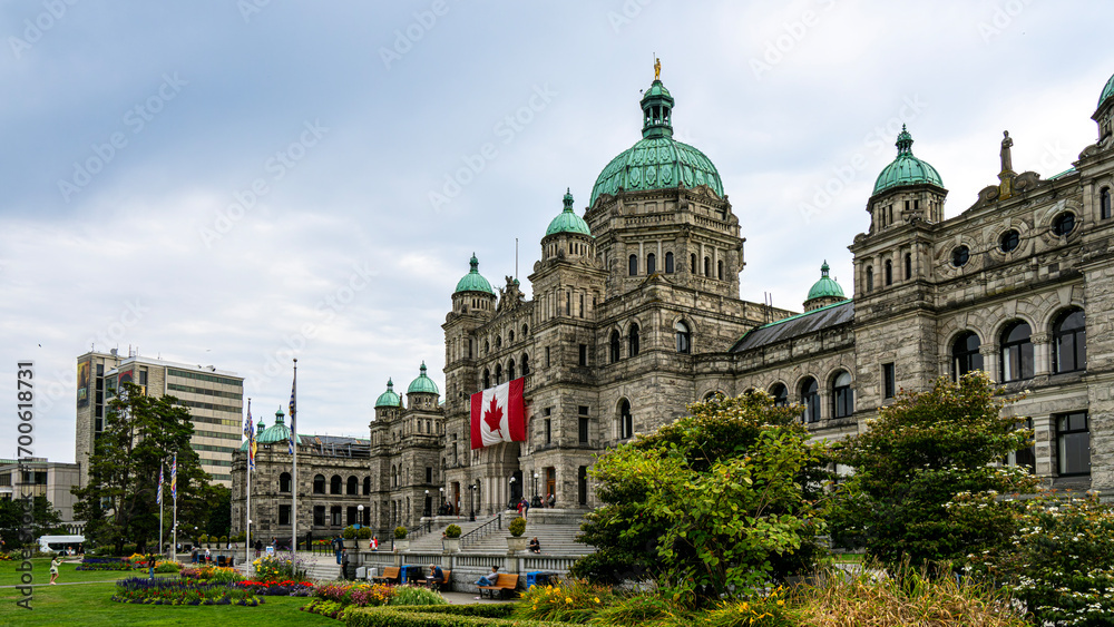 Obraz premium Victoria, BC, Canada - August 29, 2025: Victoria parliament building features grand stone architecture, copper domes while inside showcases elegant chambers, stained-glass windows, and historic art