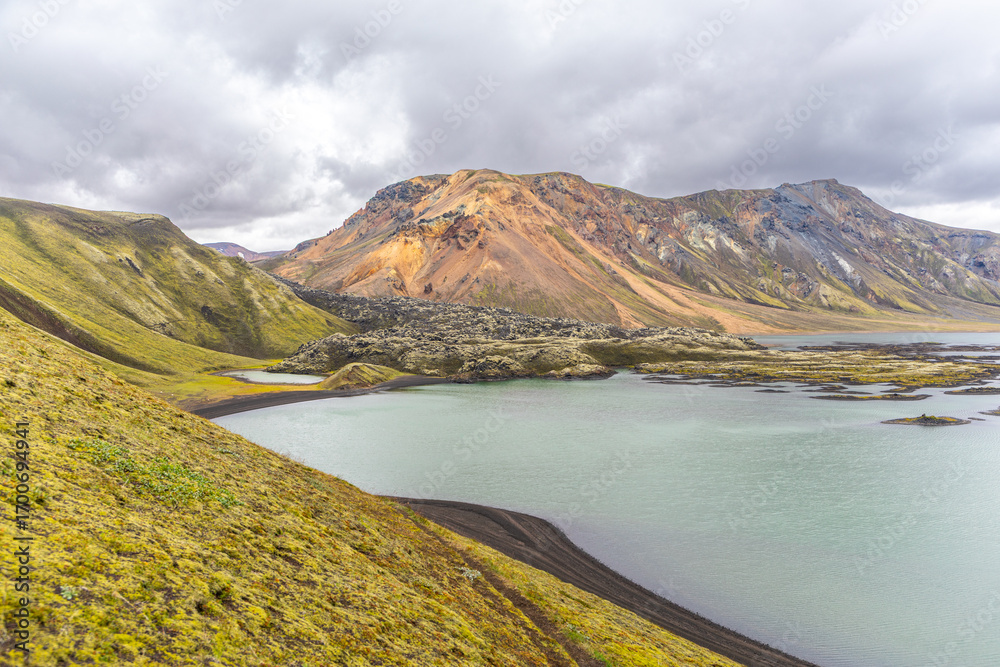 Fototapeta premium Douceur pastel du lac de Frostastaðavatn, dans le Landmannalaugar, les Hautes Terres, avec ses roches de toutes les couleurs et aux formes douces, en Islande