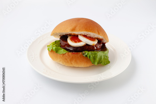 お皿にのせたテリヤキバーガー 白背景