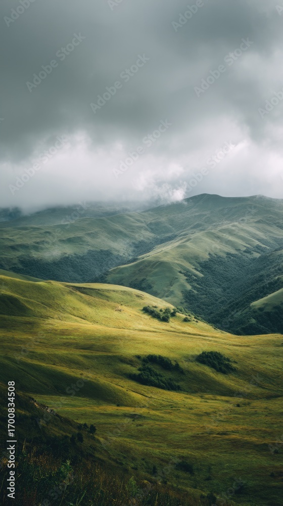 Obraz premium Stunning green hills under dramatic cloudy skies