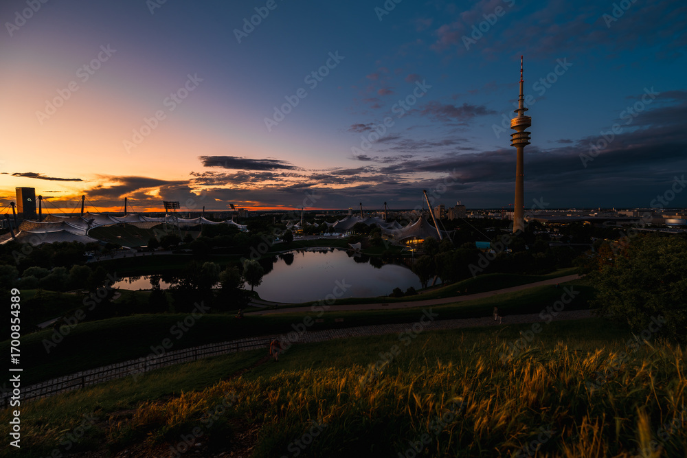 Obraz premium Sonnenuntergang über dem Olympiapark München mit Olympiaturm und Zeltdach