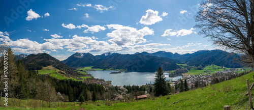 Panoramablick von der Schliersberg Alm auf den Schliersee und die bayerischen Alpen