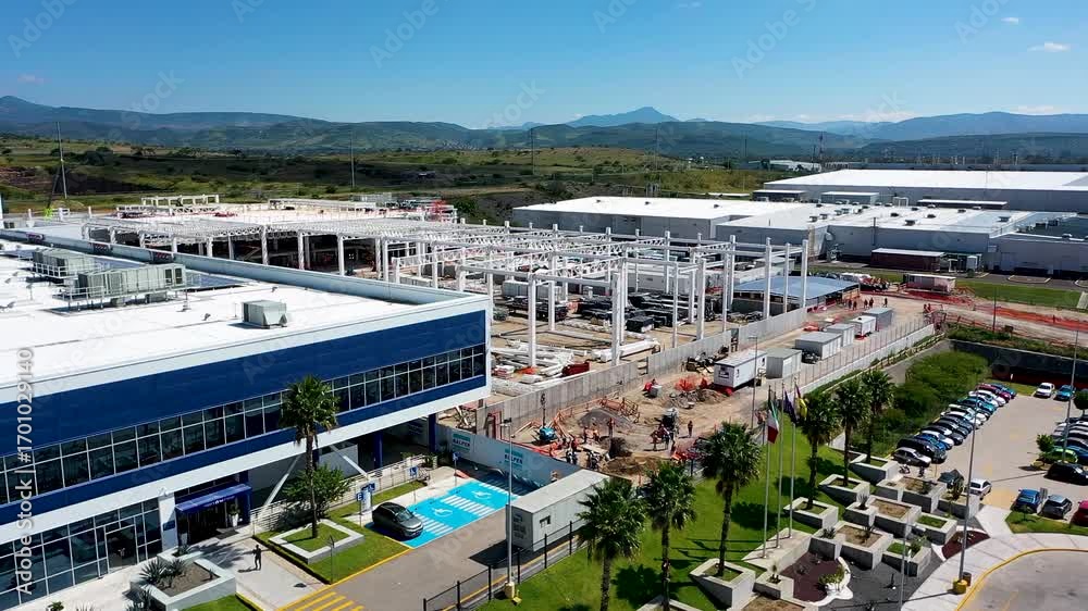 vista aerea de la construccion de una extension de fabrica industrial