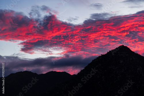 nubes rojas sobre silueta de montaña